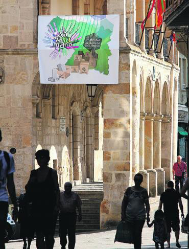 Lona de la campa&ntilde;a Est&aacute; en tu mano colocada en la Plaza Mayor de Zamora