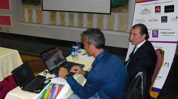 Emilio Merch&aacute;n rellena el formulario de reserva