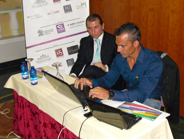 Emilio Merch&aacute;n junto a Jos&eacute; Miguel Herrero, director de Questi&oacute;n de Imagen, en un momento de la presentaci&oacute;n de la web